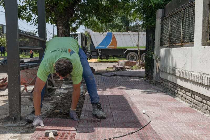 San Fernando renueva las veredas a lo largo de la calle Blanco Encalada