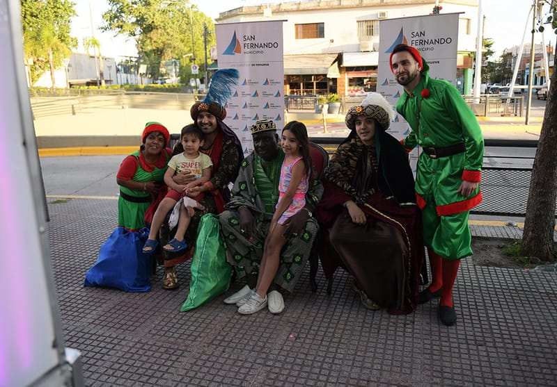 Chicos y familias de San Fernando se tomaron fotos con los Reyes Magos