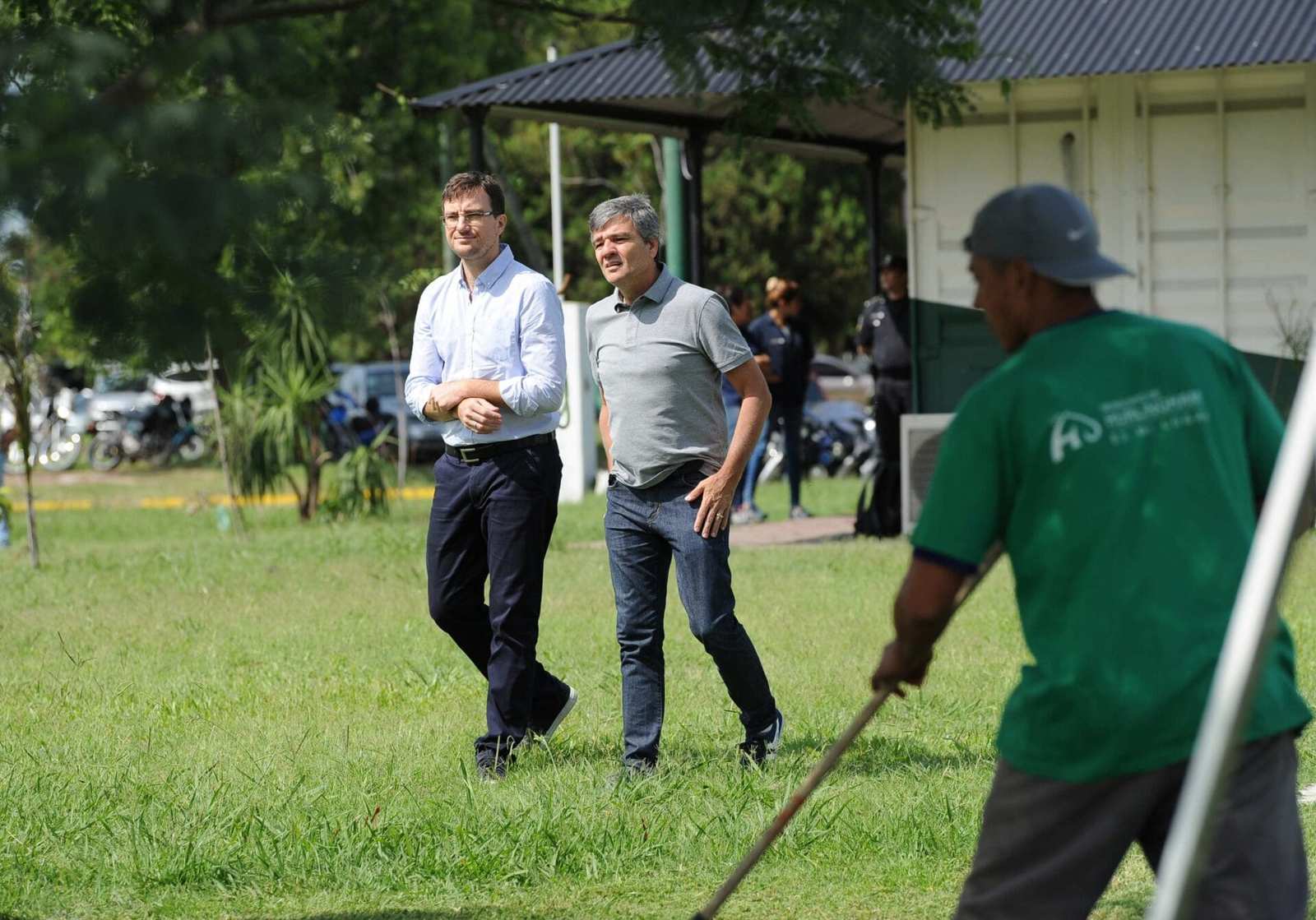 Juan Zabaleta y Lucas Ghi supervisaron un operativo conjunto de recuperación de espacio público en el límite entre Hurlingham y Morón