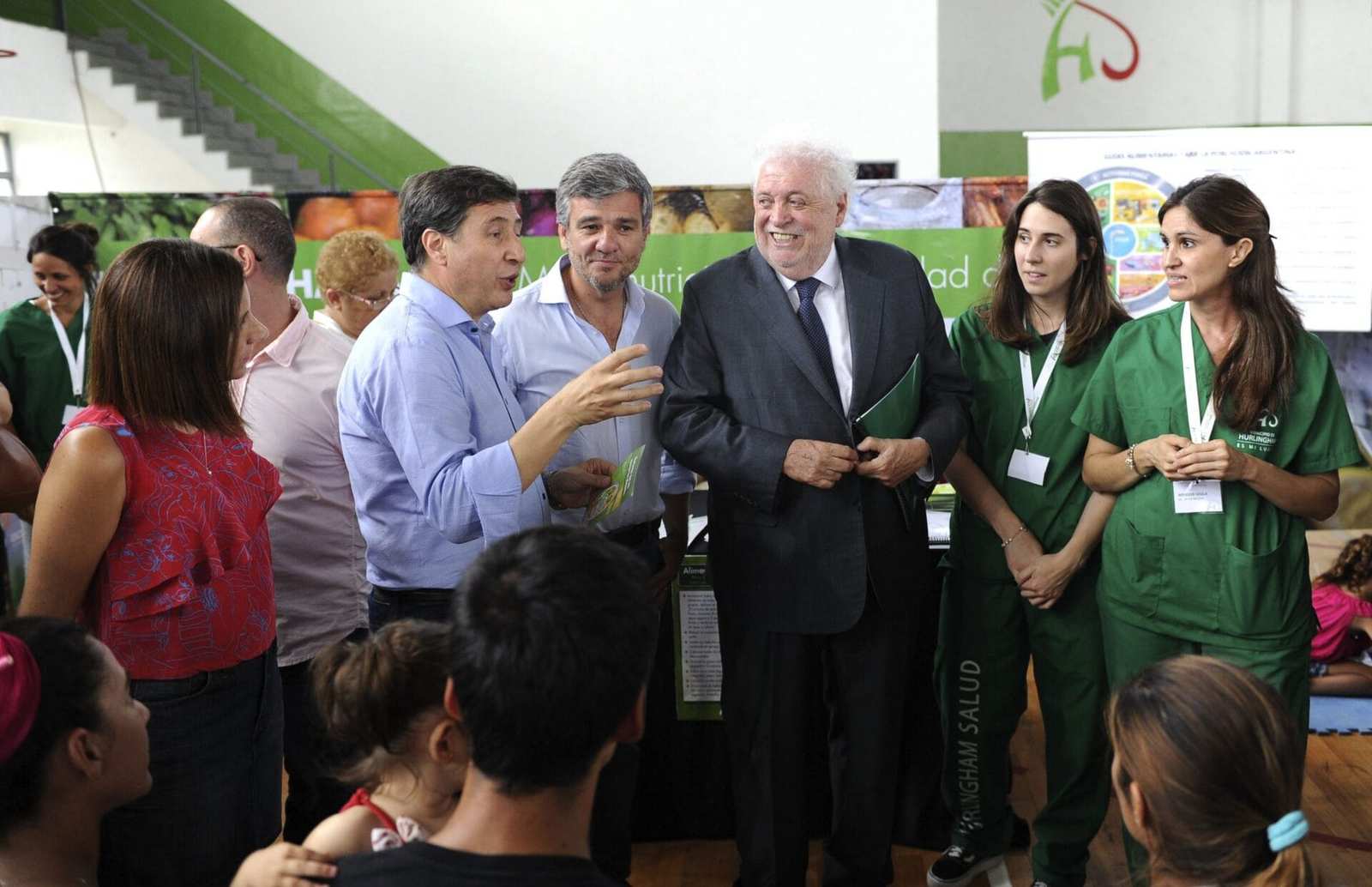 Zabaleta, Arroyo y Ginés González García participaron de la entrega de tarjetas Alimentar en Hurlingham