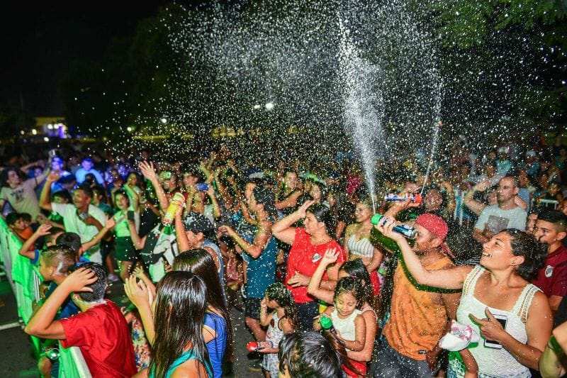 El comienzo del Carnaval de la Flor y la celebración de San Valentín en Escobar convocaron a miles personas