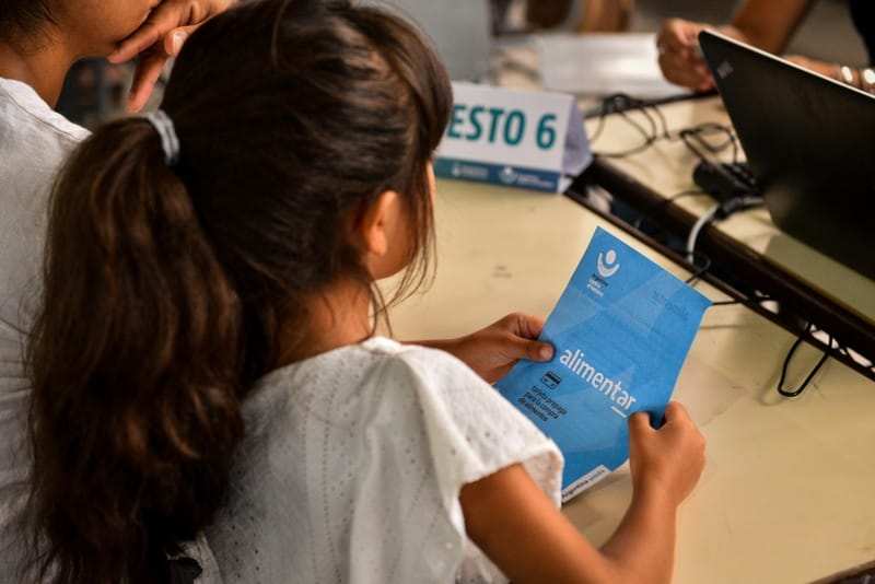 En el primer día de entrega de tarjetas AlimentAR en Escobar, alrededor de 2000 vecinos ya accedieron al beneficio