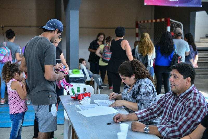Otras 500 mujeres de Escobar  recibieron la tarjeta del Plan Más Vida