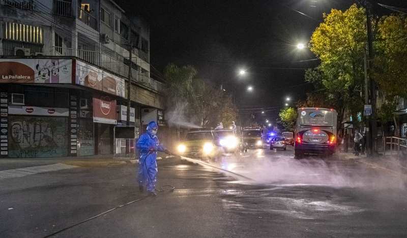 El Municipio realizó junto a la Policía Ecológica un gran operativo de limpieza y desinfección en la vía pública