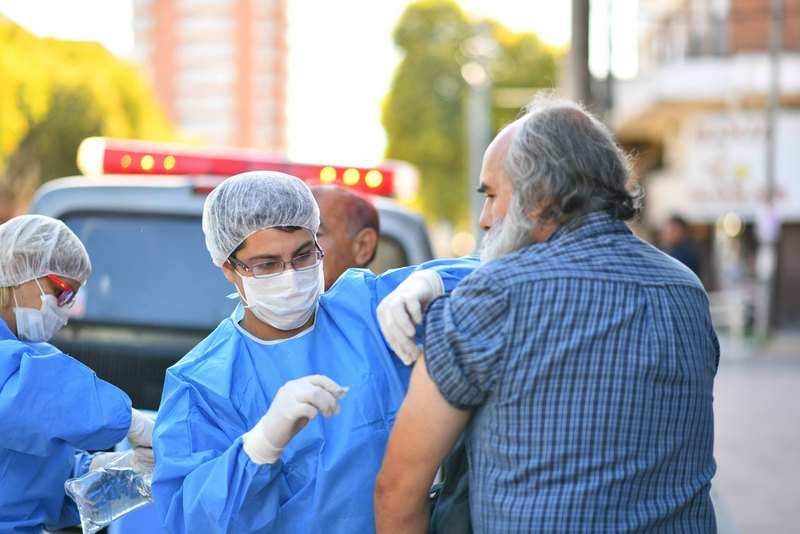 Ariel Sujarchuk supervisó el operativo municipal para asistir a los adultos mayores que cobraron jubilaciones en las sucursales bancarias de todo el partido de Escobar