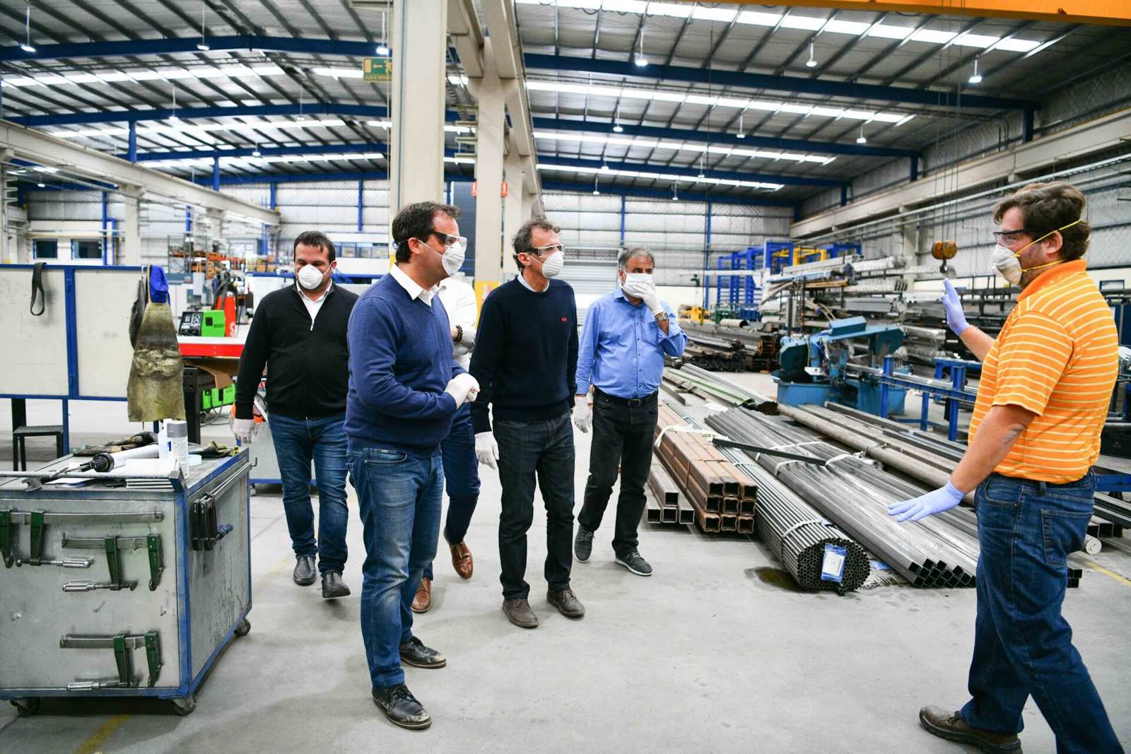 Ariel Sujarchuk y Gabriel Katopodis recorrieron una empresa de Garín que fabricó y donó 200 camas para centros de salud del distrito y de distintos puntos del país