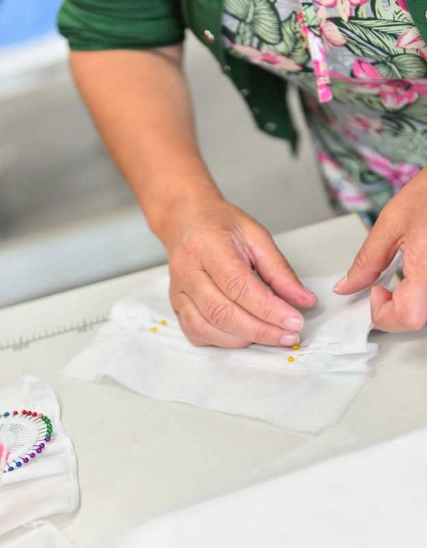 La Municipalidad de Escobar ya fabricó 2000 barbijos, 1850 litros de alcohol en gel y 600 camisolines quirúrgicos para el sistema de salud del distrito