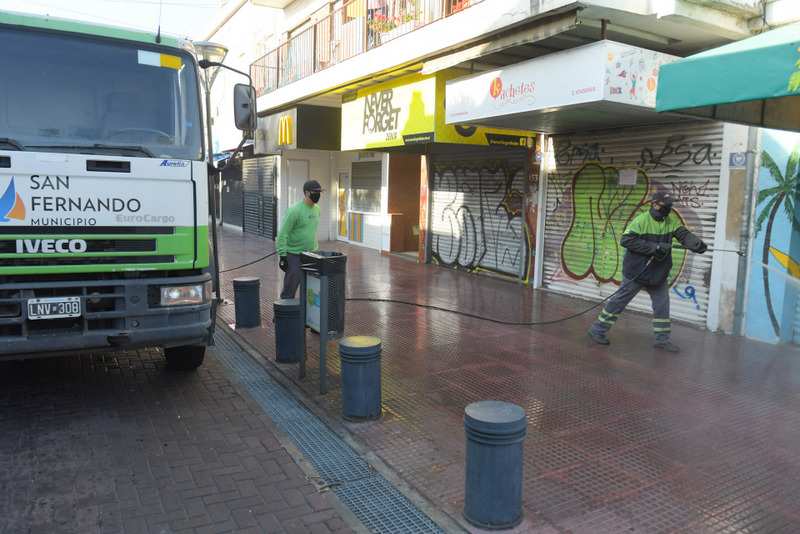 San Fernando continúa con la desinfección de frentes de casas y comercios para prevenir el coronavirus