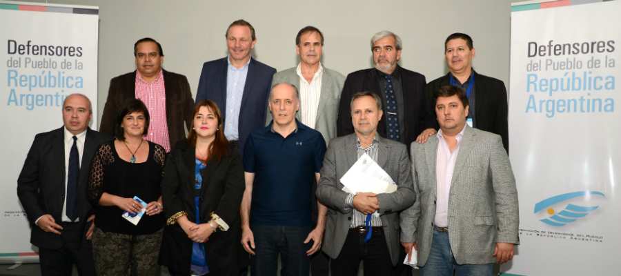 Los Defensores del Pueblo, respaldan al Gobierno en la negociación por la Deuda