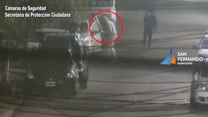 Robo frustrado en San Fernando, se llevaban un auto empujando y las Cámaras permitieron detenerlos