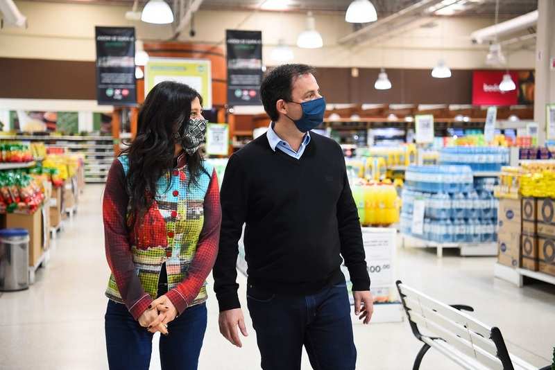 Ariel Sujarchuk y Paula Español supervisaron el programa  Precios Máximos en un supermercado de Escobar