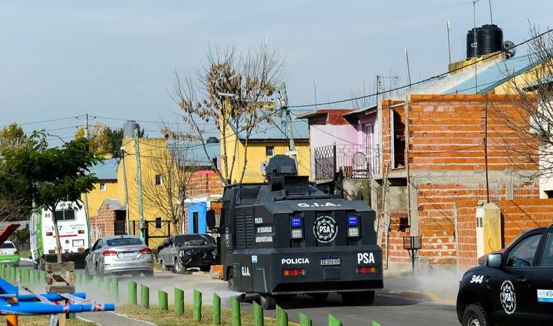 Zabaleta supervisó un nuevo operativo de desinfección a cargo de la Policía de Seguridad Aeroportuaria