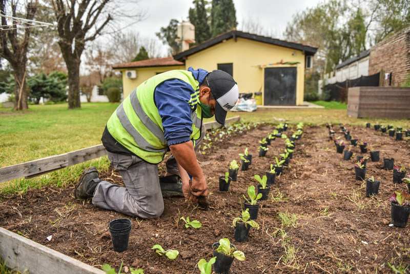 En el marco del programa Escobar Sostenible, se entregaron composteras en distintas dependencias municipales