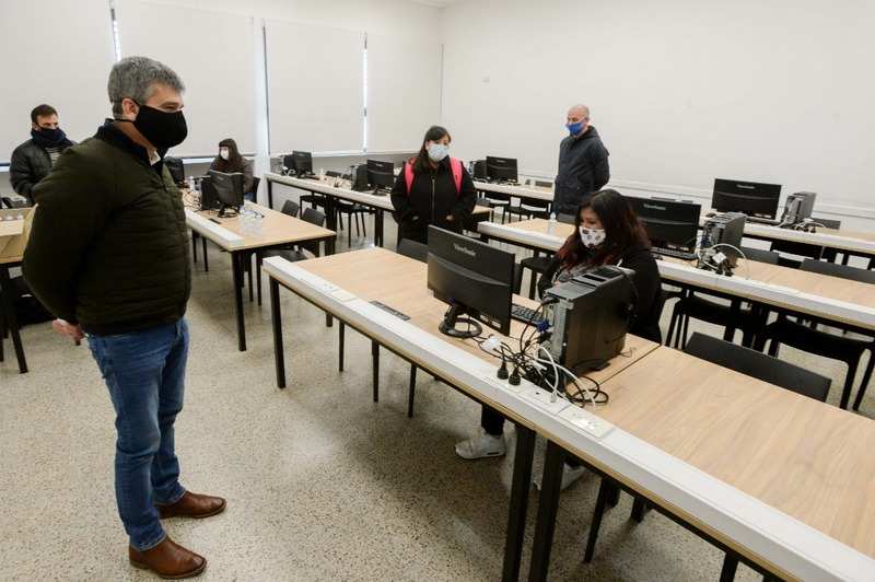 Zabaleta visitó el Centro de Telemedicina de Covid que funcionará en la Universidad de Hurlingham, acompañado por el rector en ejercicio Walter Wallach