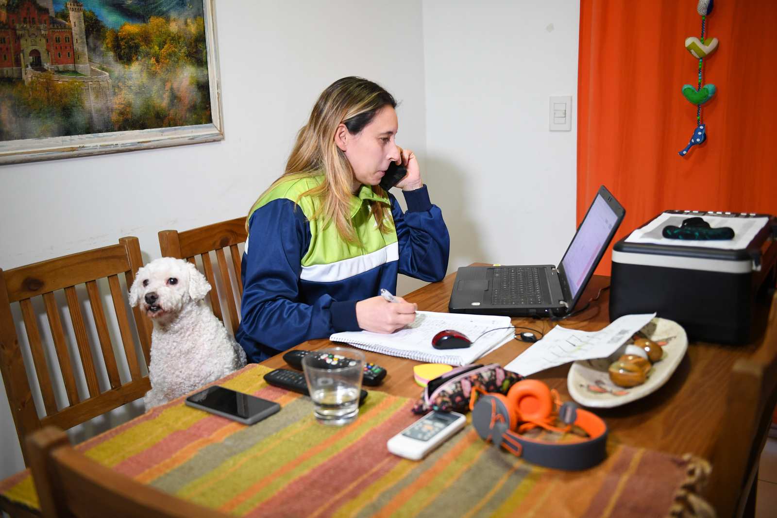 Profesores de deportes del Municipio asisten y contienen telefónicamente a vecinos con coronavirus