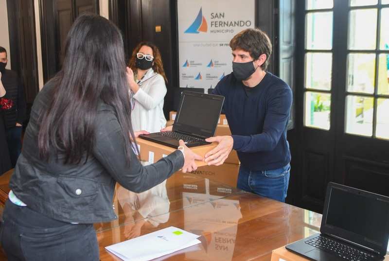 Juan Andreotti entregó netbooks del Programa ´Conectar Igualdad´ a estudiantes de secundarias de San Fernando