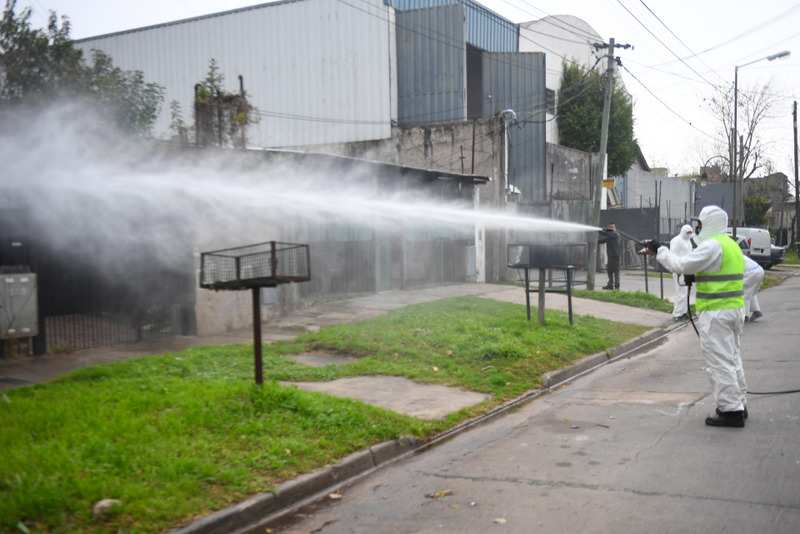 San Fernando continúa con la desinfección de frentes de casas y comercios para prevenir el coronavirus