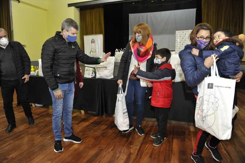 Zabaleta recibió 500 kits de prevención contra la bronquiolitis, en un acto con el ministro Arroyo