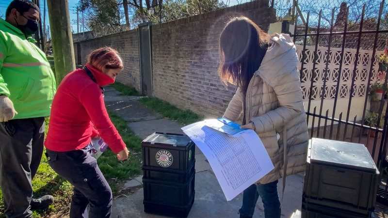 Escobar Sostenible, más de 270 vecinas y vecinos se adhirieron al débito automático impulsado por la Municipalidad y reciben sus composteras