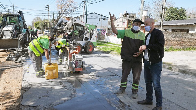 San Fernando avanza con la renovación de la calle Uruguay y la limpieza de un conducto