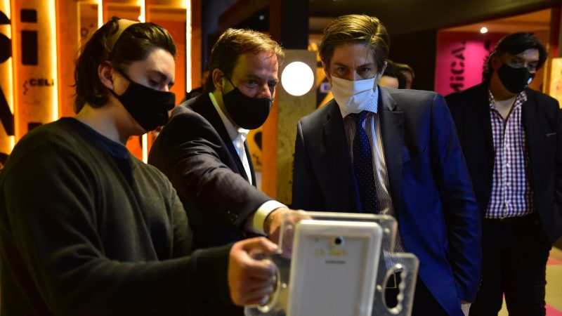 Ariel Sujarchuk y el ministro Nicolás Trotta entregaron netbooks del programa Juana Manso y recorrieron las instalaciones del CELI y Estación Maker
