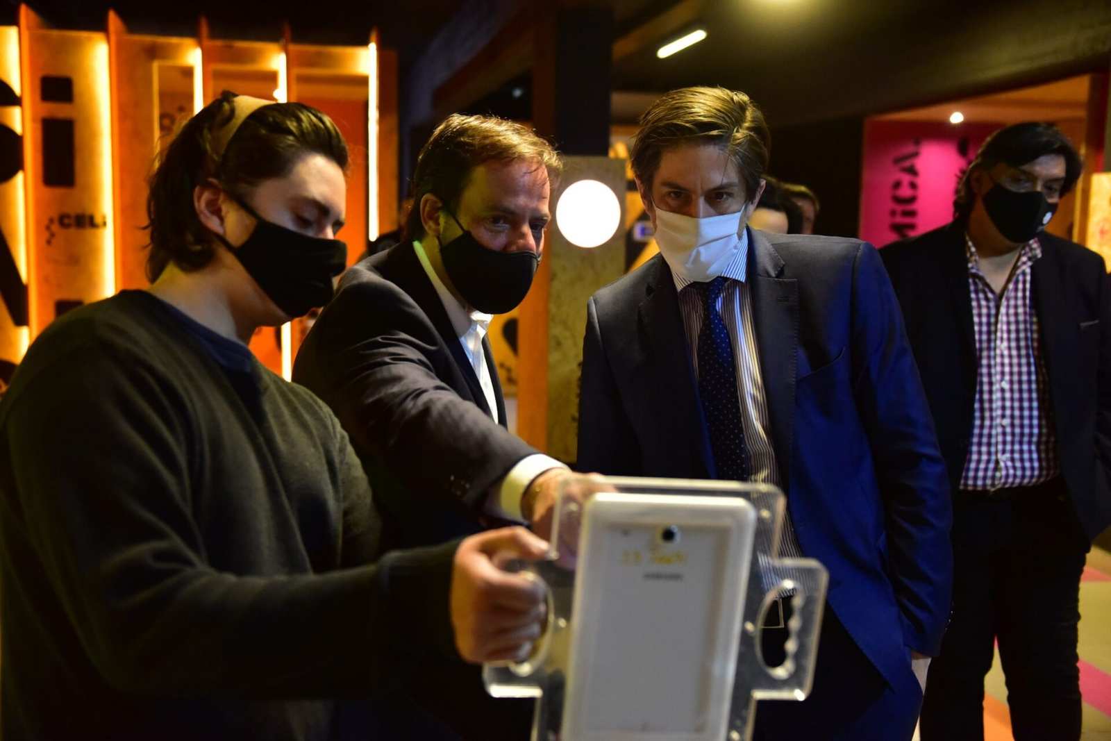 Ariel Sujarchuk y el ministro Nicolás Trotta entregaron netbooks del programa Juana Manso y recorrieron las instalaciones del CELI y Estación Maker
