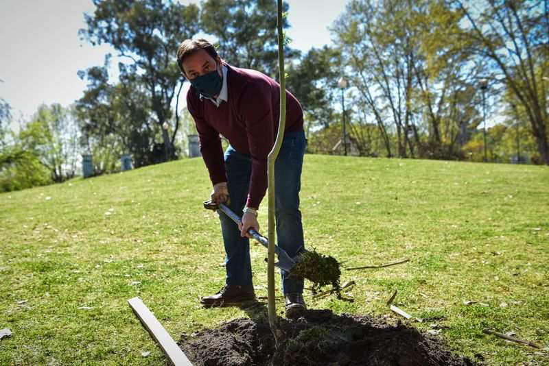 En el Día de la Primavera y en el marco de Escobar Sostenible, Ariel Sujarchuk encabezó una nueva jornada del Plan de Arbolado Urbano
