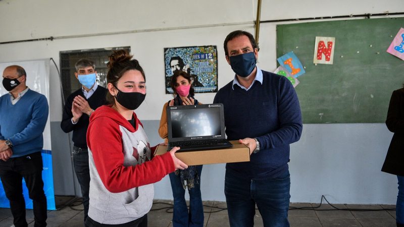 Ariel Sujarchuk realizó la primera entrega de netbooks que beneficiará a 1.500 estudiantes   del partido de Escobar a través del programa nacional Aprender Conectados