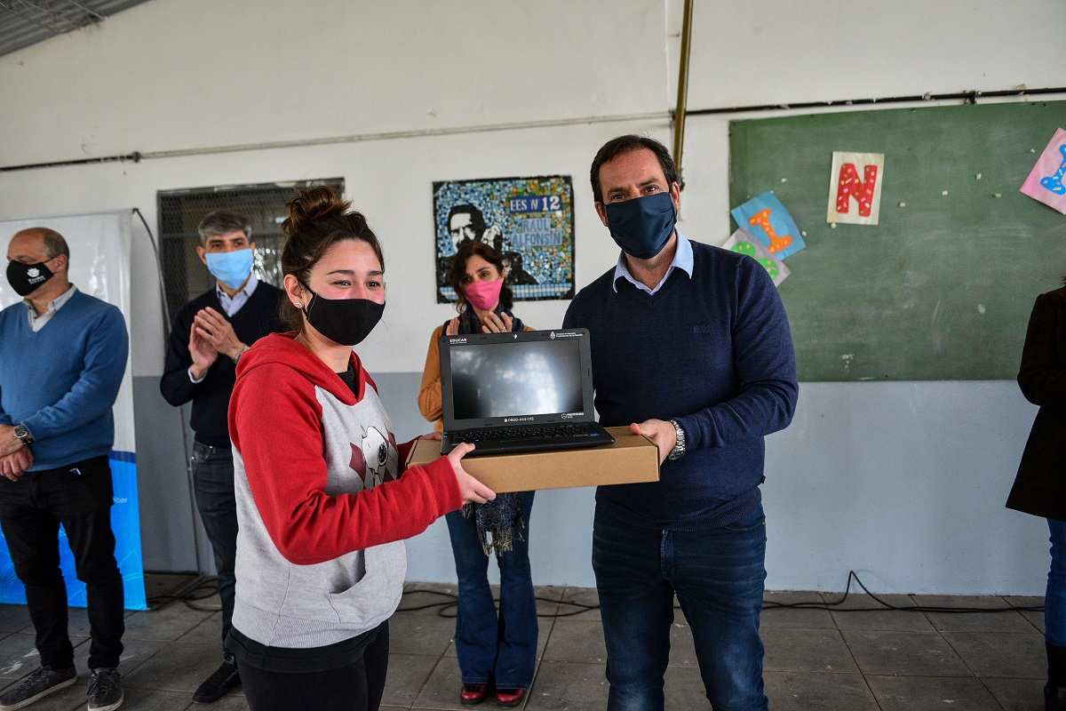 Ariel Sujarchuk realizó la primera entrega de netbooks que beneficiará a 1.500 estudiantes del partido de Escobar a través del programa nacional Aprender Conectados