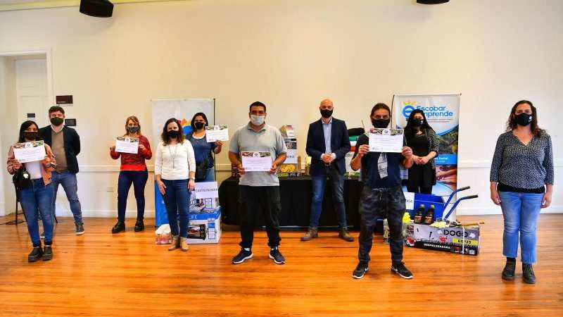 Escobar Emprende: se entregaron nuevos kits de herramientas a 50 emprendedores de la economía social