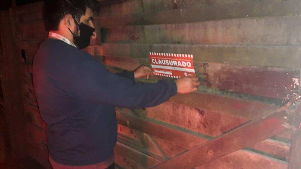 En Loma Verde, la Municipalidad de Escobar clausuró una casaquinta donde se desarrollaba una fiesta clandestina y más de 30 personas fueron imputadas