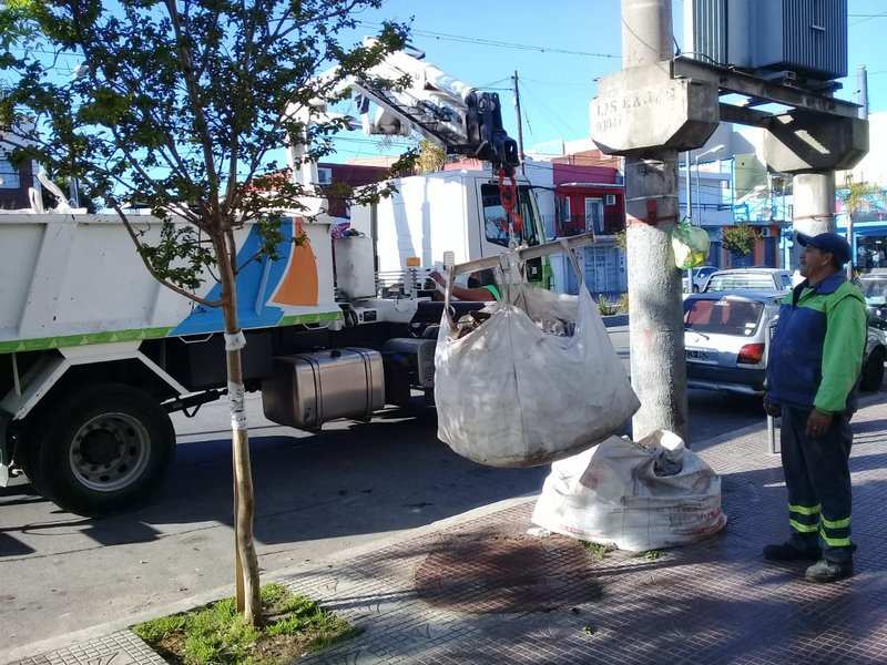 San Fernando limpia sus calles retirando bolsones con restos de materiales de obra