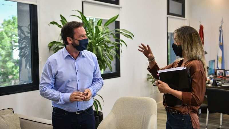 Ariel Sujarchuk y Malena Galmarini firmaron un convenio para la extensión de la red   de agua en el barrio La Chechela y anunciaron la licitación de la misma obra en el barrio La Pista