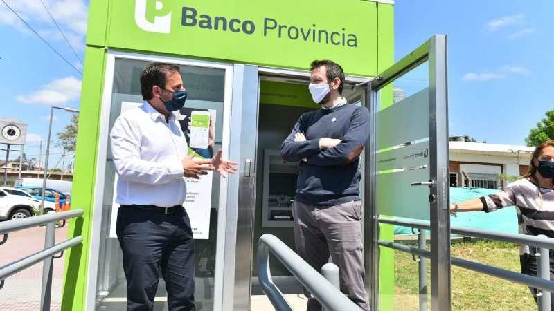 Ariel Sujarchuk y Juan Cuattromo inauguraron una cabina móvil con dos cajeros automáticos del Banco Provincia en Garín