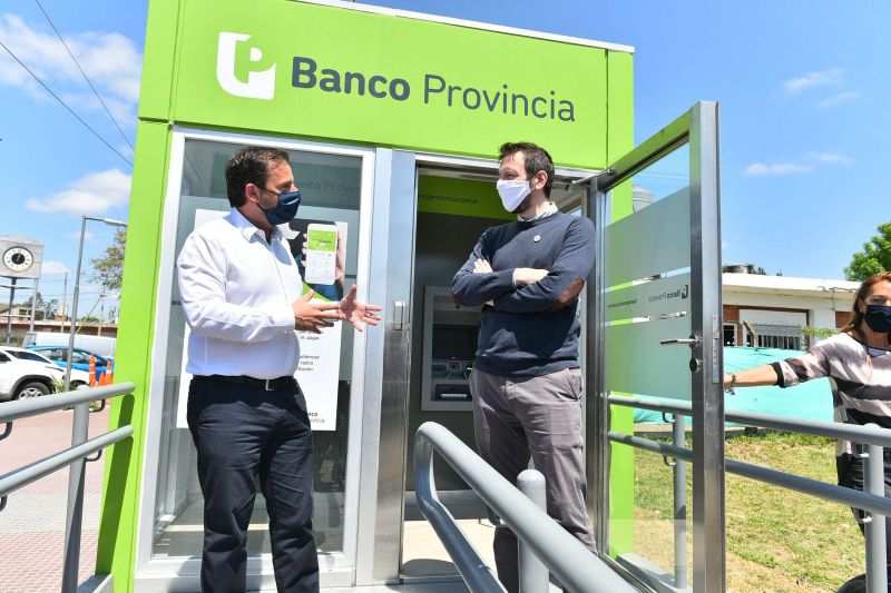 Ariel Sujarchuk y Juan Cuattromo inauguraron una cabina móvil con dos cajeros automáticos del Banco Provincia en Garín