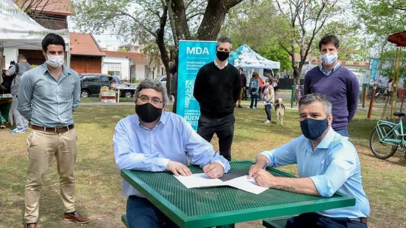 El intendente Juan Zabaleta y el ministro de Desarrollo Agrario de la provincia, Javier Rodríguez, lanzaron en Hurlingham el programa Mercados Bonaerenses