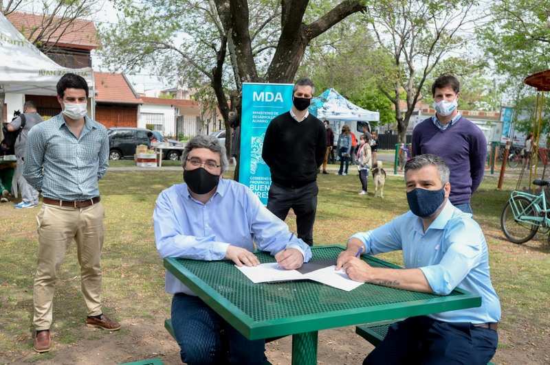 El intendente Juan Zabaleta y el ministro de Desarrollo Agrario de la provincia, Javier Rodríguez, lanzaron en Hurlingham el programa Mercados Bonaerenses