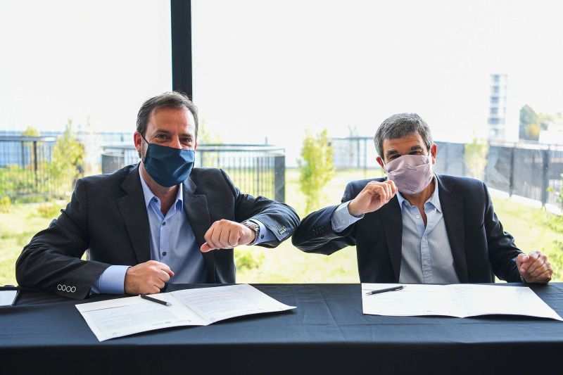 Ariel Sujarchuk y el ministro, Roberto Salvarezza, firmaron un convenio de cooperación para fortalecer el programa Escobar Sostenible
