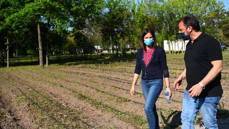 Ariel Sujarchuk y la secretaria de Inclusión Social, Laura Alonso, firmaron dos importantes convenios para el fortalecimiento alimentario en el distrito