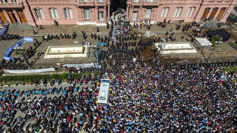 El pueblo colmó las calles para despedir a Maradona en una jornada emotiva