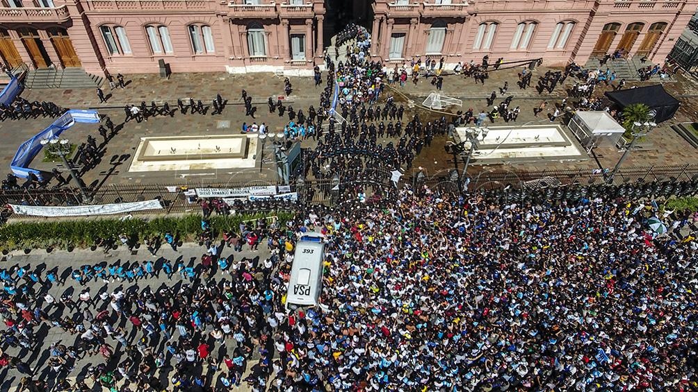 El pueblo colmó las calles para despedir a Maradona en una jornada emotiva