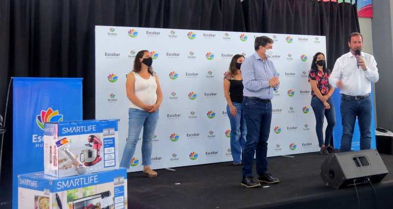 Ariel Sujarchuk y Daniel Arroyo entregaron herramientas a 50 emprendedores locales