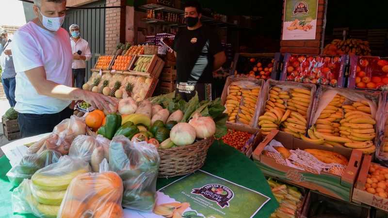 Zabaleta presentó un Bolsón Popular de frutas y verduras para cuidar el bolsillo de los vecinos