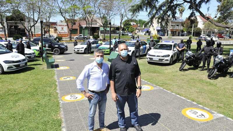 Zabaleta y Berni entregaron nuevos móviles policiales para reforzar la seguridad en Hurlingham