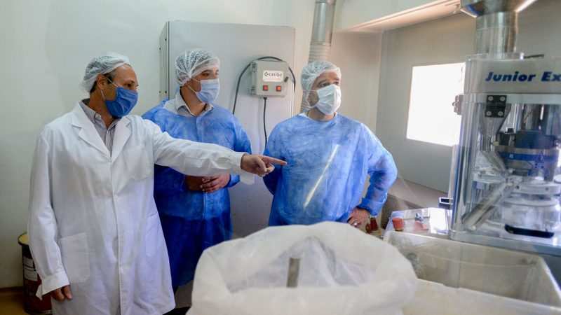 Zabaleta y el intendente de Avellaneda Alejo Chornobroff recorrieron el Laboratorio Municipal de Medicamentos de Hurlingham