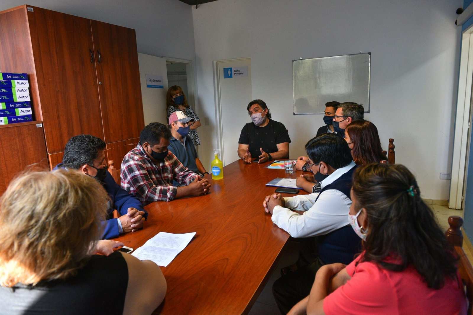 La Municipalidad firmó un convenio con la Colectividad Boliviana de Escobar, que aportará 20 millones de pesos para la repavimentación de la avenida De los Inmigrantes