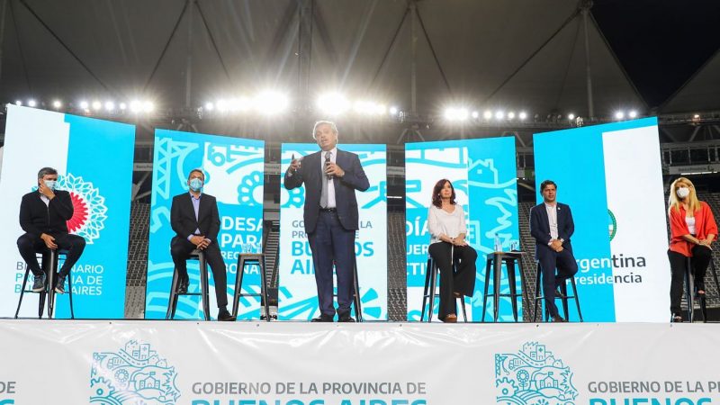 Alberto Fernández : “Vamos a poner a la Argentina de pie y vamos a reconstruir este país, porque todavía está pendiente la Argentina que nos merecemos”.