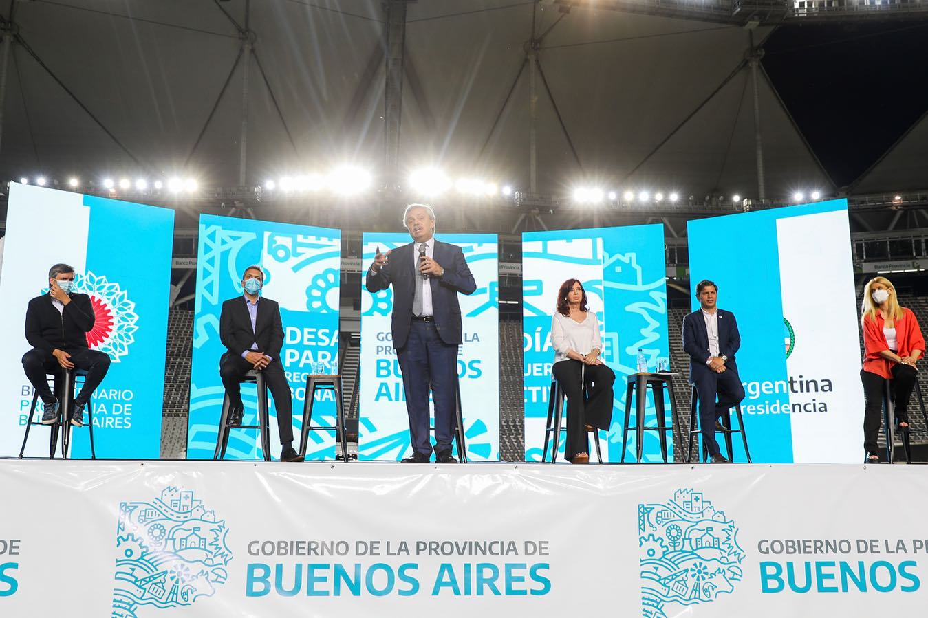 Alberto Fernández : “Vamos a poner a la Argentina de pie y vamos a reconstruir este país, porque todavía está pendiente la Argentina que nos merecemos”.
