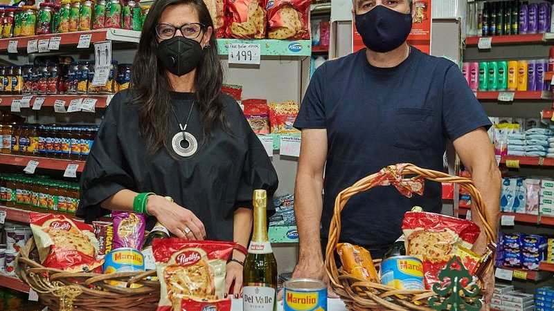 Juan Zabaleta y Paula Español presentaron la Canasta Popular Navideña en Hurlingham