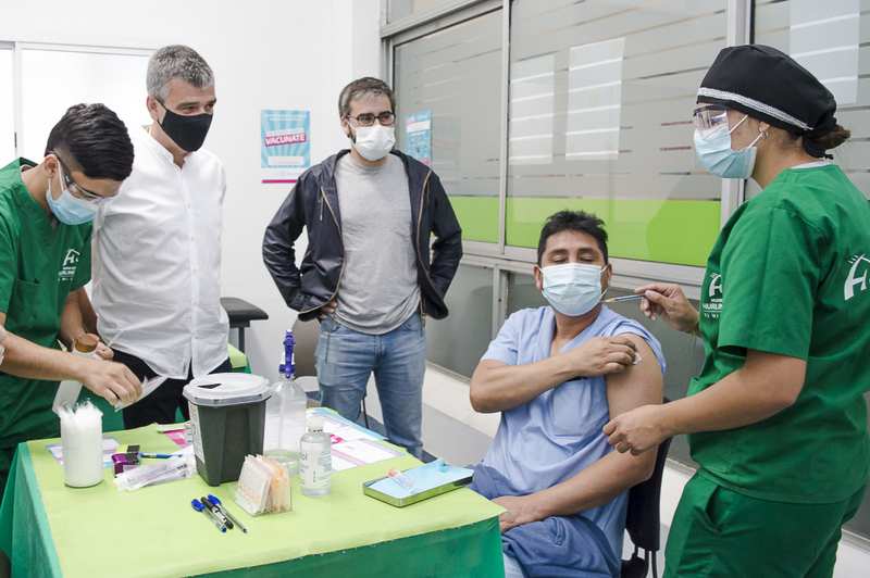 Zabaleta supervisó el inicio del plan de vacunación contra el Covid-19 en Hurlingham